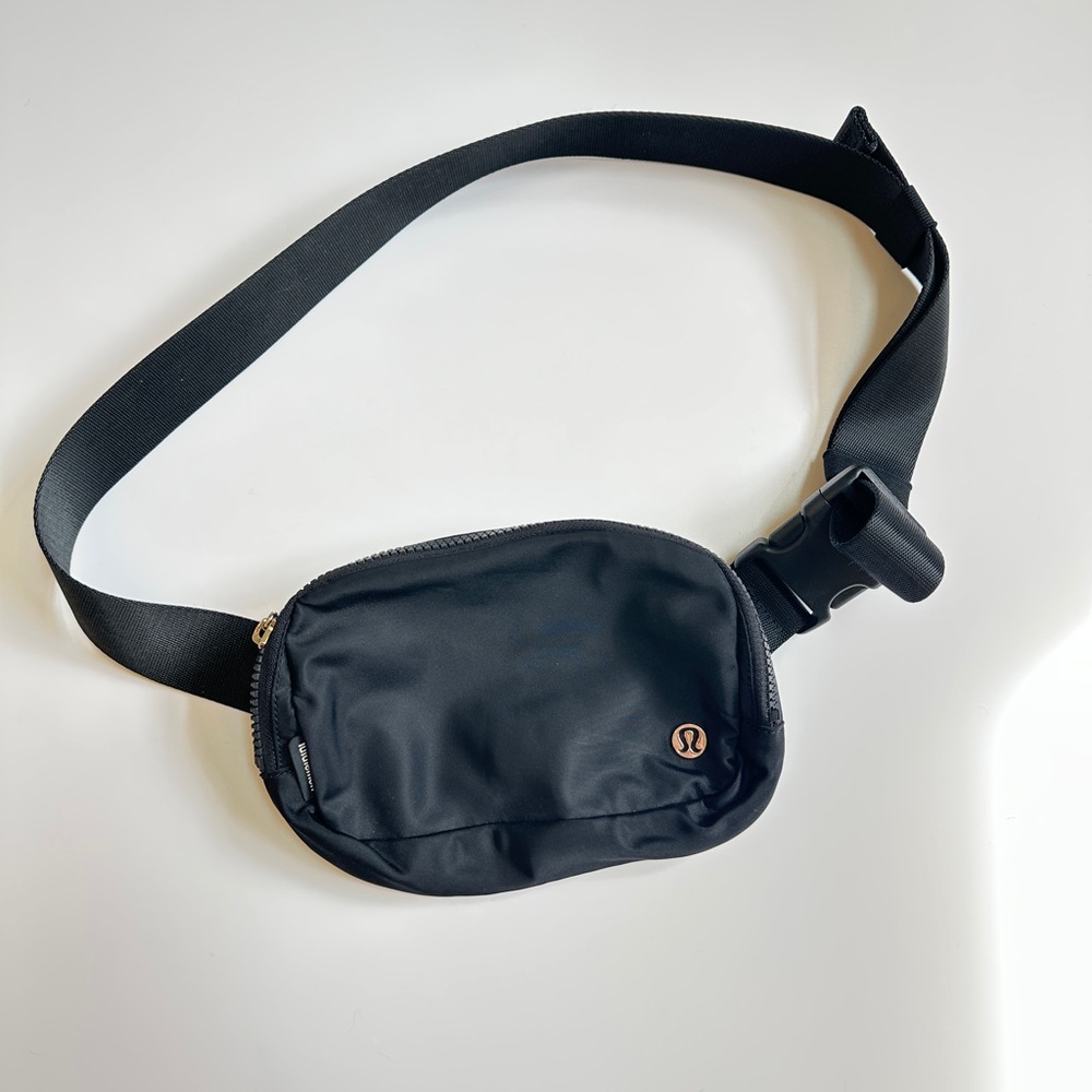 Lululemon Everywhere black 1L belt bag